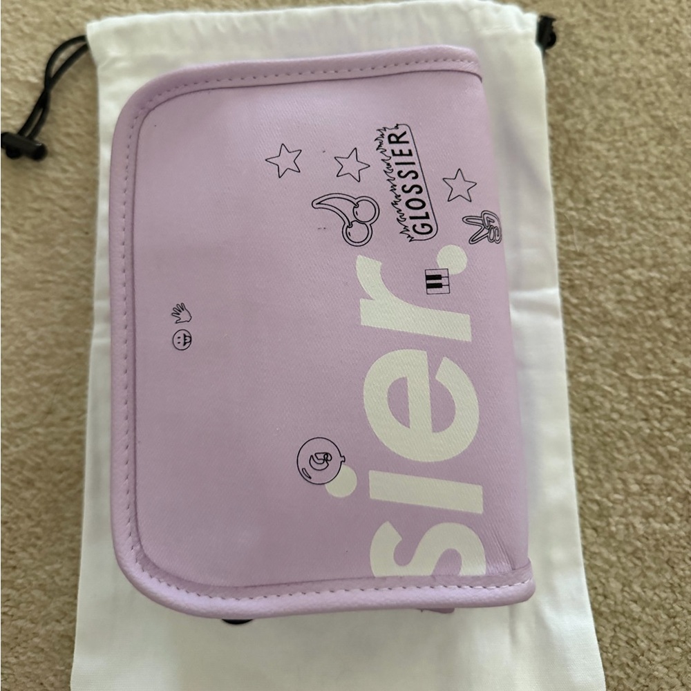 Glossier Olivia’s Mini Makeup Bag - Picture 4 of 6